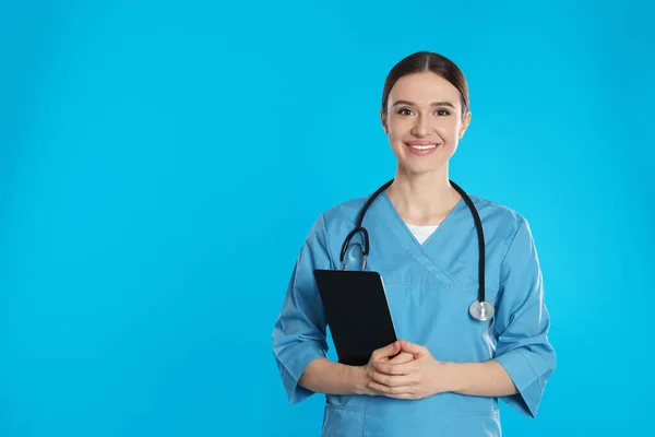 Médico Com Estetoscópio Prancheta Fundo Azul Espaço Para Texto — Fotografia de Stock