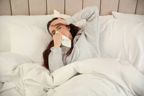 Nemocná Mladá Žena Doma Posteli Virus Chřipky — Stock fotografie