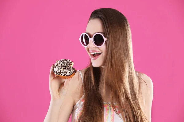 Hermosa Mujer Joven Con Gafas Sol Con Rosquilla Sobre Fondo — Foto de Stock