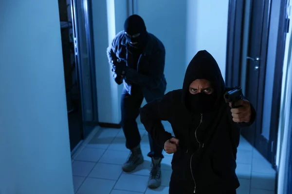 Des Criminels Dangereux Masqués Avec Une Arme Dans Couloir — Photo