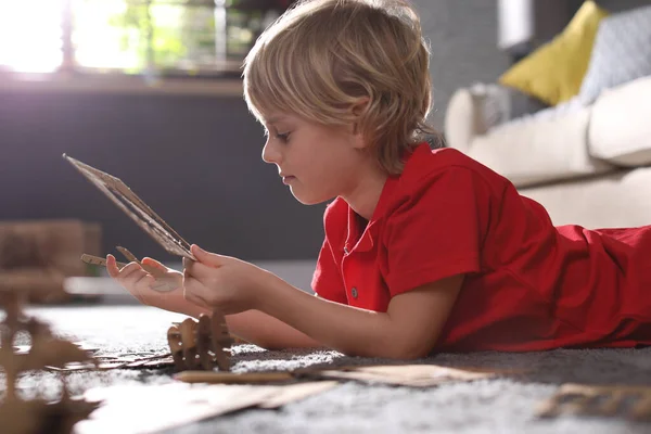 Niño Haciendo Juguetes Cartón Suelo Casa Pasatiempo Creativo — Foto de Stock