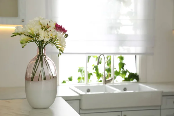 Mutfaktaki Tezgahın Üstünde Bir Buket Frezya Çiçeği Metin Için Boşluk — Stok fotoğraf