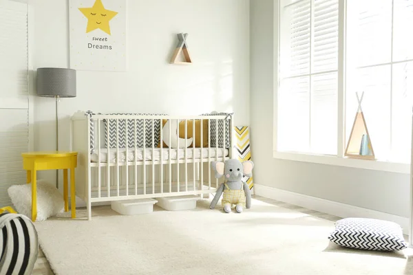 可爱的婴儿房里面有婴儿床和大窗户 — 图库照片