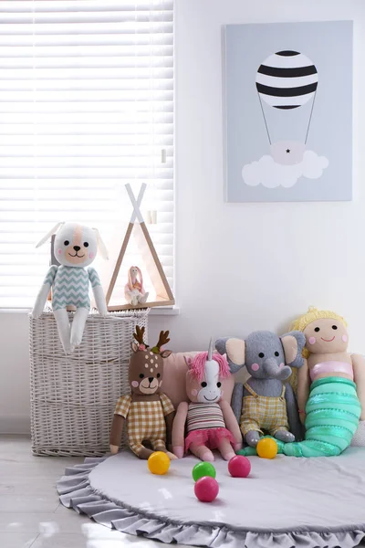 窗户附近地板上有趣的填充玩具 儿童房室内装修 — 图库照片