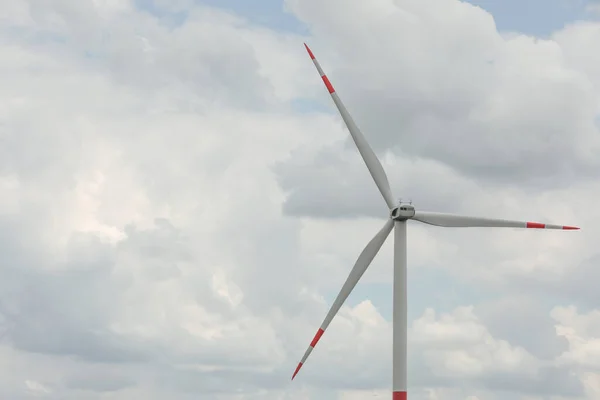 Moderne Windturbine Tegen Bewolkte Lucht Close Alternatieve Energiebron — Stockfoto