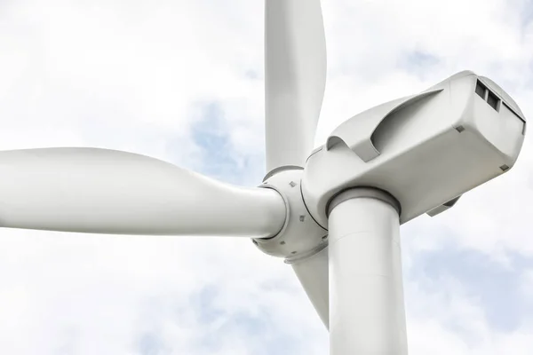 Современная Ветряная Турбина Против Облачного Неба Крупным Планом Альтернативный Источник — стоковое фото