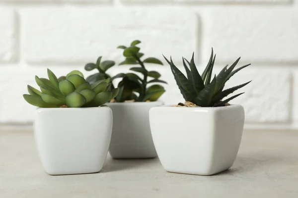 Hermosas Plantas Artificiales Macetas Mesa Piedra Gris Cerca Pared Ladrillo — Foto de Stock