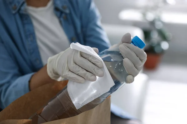 Mujer Botella Agua Limpieza Con Toallita Húmeda Interior Primer Plano — Foto de Stock