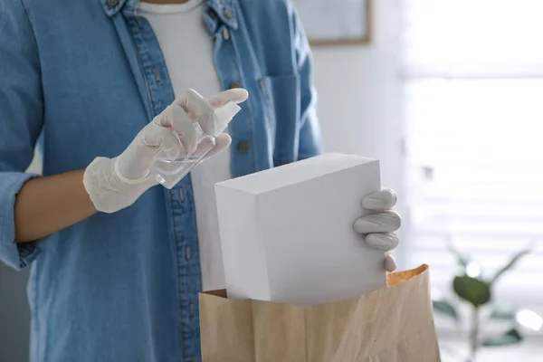 Mujer Aplicando Aerosol Antibacteriano Paquete Interiores Primer Plano — Foto de Stock