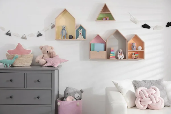 Linda Habitación Para Niños Con Estantes Forma Casa Sofá Cómoda — Foto de Stock