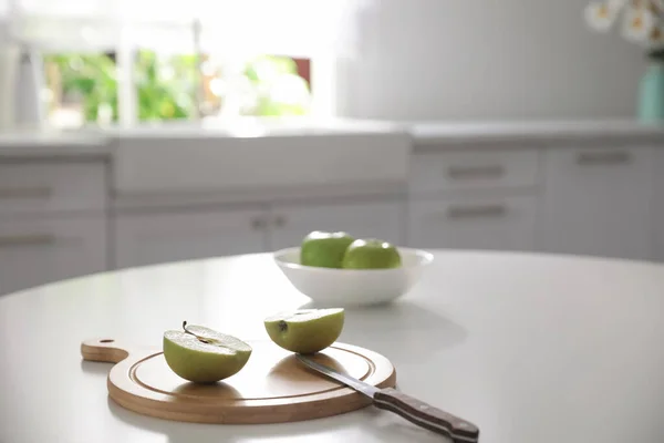 Mutfaktaki Beyaz Masada Taze Elma Bıçak Parçaları Metin Için Boşluk — Stok fotoğraf
