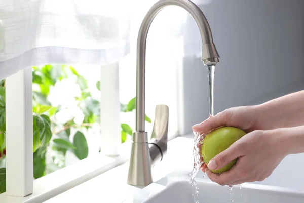 Γυναίκα Πλένει Μήλο Πάνω Από Νεροχύτη Στην Κουζίνα Κοντινό Χώρος — Φωτογραφία Αρχείου