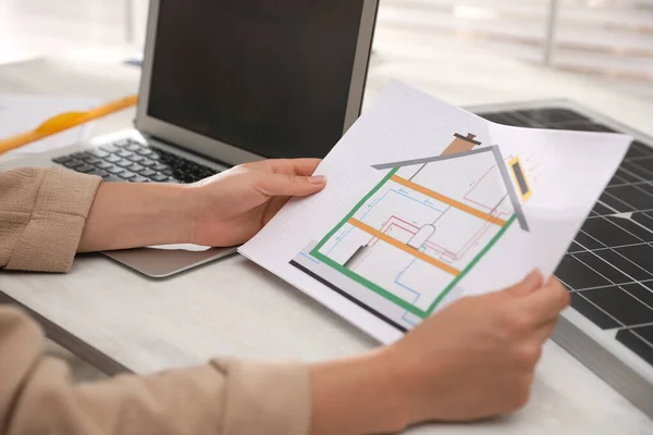 Vrouw Werkt Aan Huis Project Met Zonnepanelen Aan Tafel Kantoor — Stockfoto