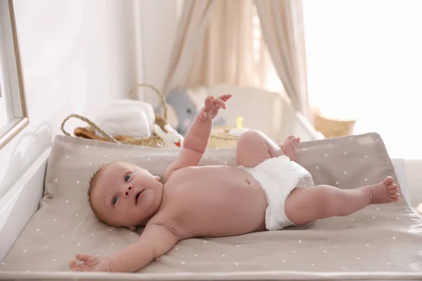 Bebé Bonito Mudar Mesa Quarto — Fotografia de Stock