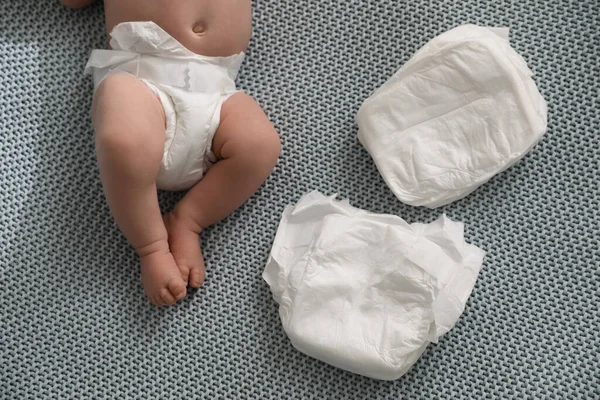 Niedliches Kleines Baby Windel Auf Dem Bett Liegend Ansicht Von — Stockfoto