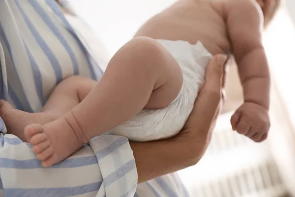 Madre Sosteniendo Lindo Niño Pañales Casa Primer Plano —  Fotos de Stock