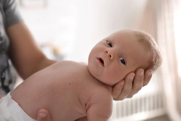 Padre Sosteniendo Pequeño Bebé Dormitorio — Foto de Stock