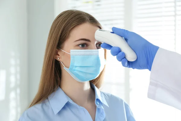 Doctor Measuring Patient Temperature Non Contact Infrared Thermometer Office Closeup — Stock Photo, Image