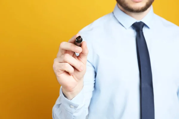 Empresario Con Marcador Contra Fondo Naranja Enfoque Mano — Foto de Stock