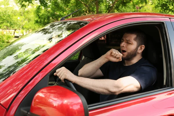 Zmęczony Człowiek Ziewanie Podczas Jazdy Jego Nowoczesny Samochód — Zdjęcie stockowe