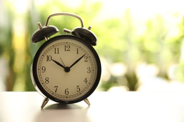 Reloj Despertador Negro Moderno Sobre Mesa Blanca Sobre Fondo Borroso —  Fotos de Stock