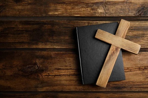 Cruz Cristiana Biblia Sobre Fondo Madera Vista Superior Con Espacio — Foto de Stock