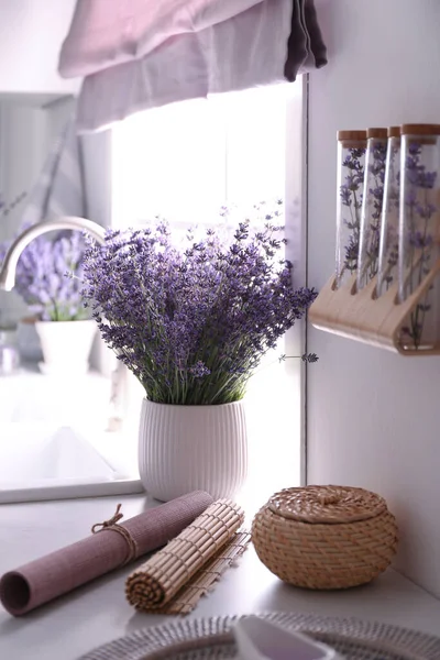 Красиві Квіти Лаванди Стільниці Біля Раковини Кухні — стокове фото
