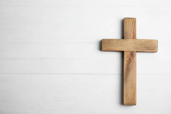 Христианский Крест Белом Деревянном Фоне Вид Сверху Пространством Текста Концепция — стоковое фото