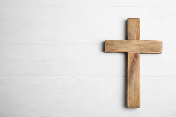 Cruz Cristiana Sobre Fondo Blanco Madera Vista Superior Con Espacio — Foto de Stock