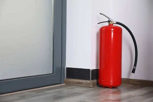 Extintor Incendios Cerca Puerta Interior Espacio Para Texto — Foto de Stock