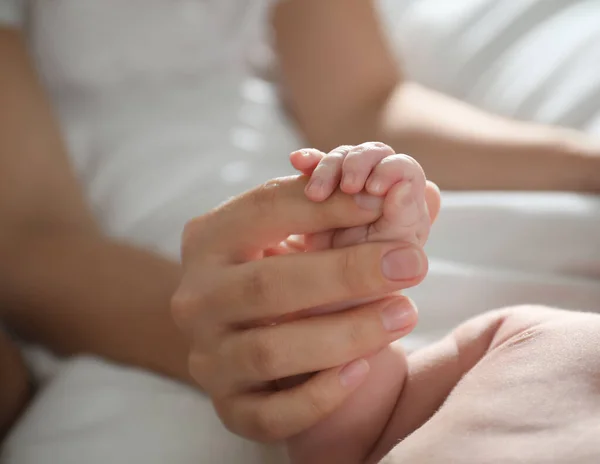 Moeder Met Haar Pasgeboren Baby Close Handen — Stockfoto