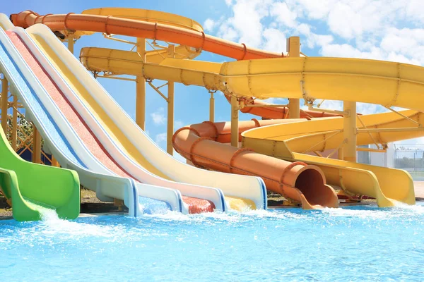 Différentes Toboggans Colorés Dans Parc Aquatique Jour Ensoleillé — Photo