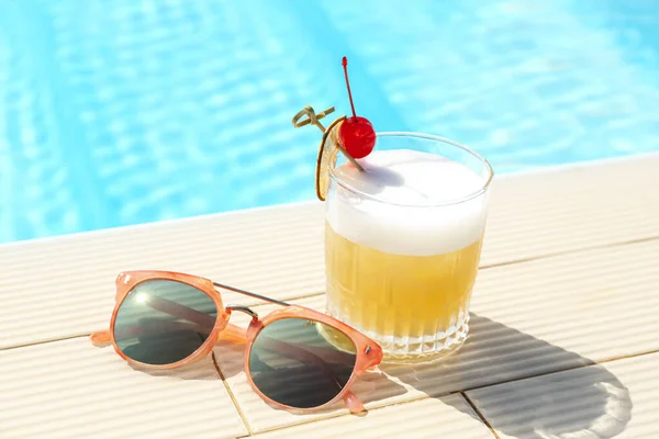 Délicieux Cocktail Lunettes Soleil Près Piscine Boisson Rafraîchissante — Photo