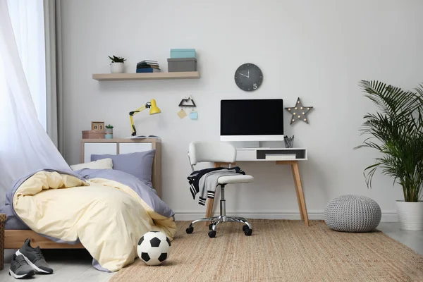 Quarto Adolescente Elegante Interior Com Cama Confortável Local Trabalho — Fotografia de Stock