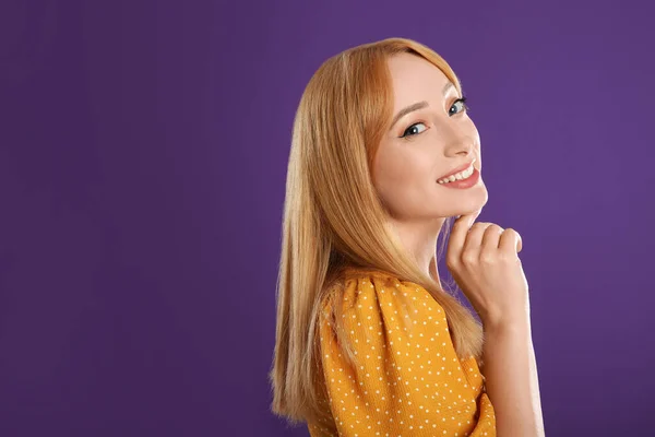 Mulher Bonita Com Cabelo Loiro Fundo Roxo — Fotografia de Stock