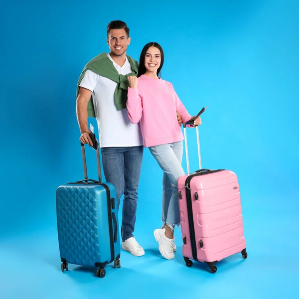 Boldog Pár Bőröndökkel Jegyekkel Kék Hátterű Nyári Kirándulásra Nyaralás Utazás — Stock Fotó