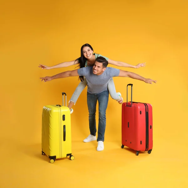 Boldog Pár Bőröndökkel Nyári Kiránduláshoz Sárga Háttérrel Nyaralás Utazás — Stock Fotó