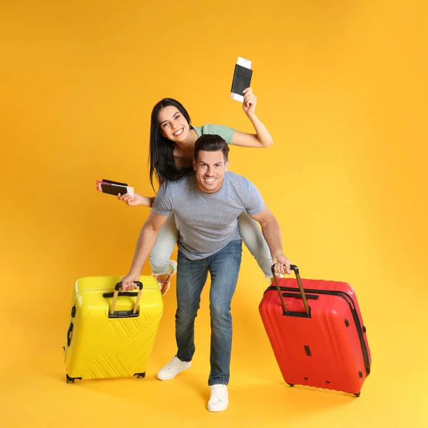 Pareja Feliz Con Maletas Pasaportes Para Viaje Verano Sobre Fondo — Foto de Stock