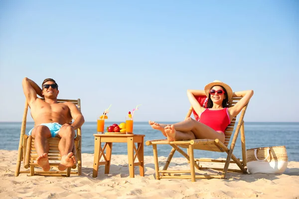 Pareja Feliz Descansando Playa Soleada Resort — Foto de Stock