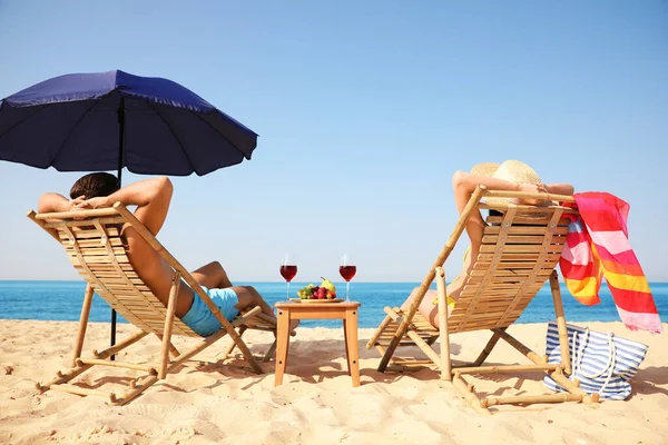 Casal Descansando Praia Ensolarada Resort — Fotografia de Stock