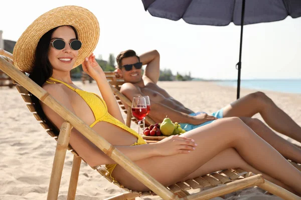 Pareja Feliz Descansando Playa Soleada Resort — Foto de Stock