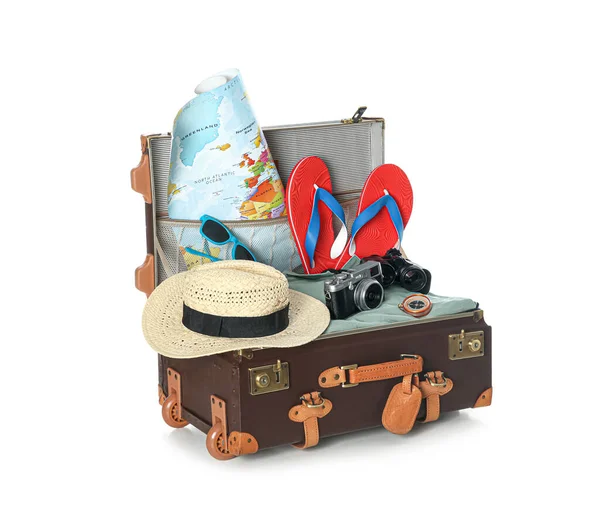 Offener Vintage Koffer Mit Kleidung Und Strandobjekten Für Den Sommerurlaub — Stockfoto