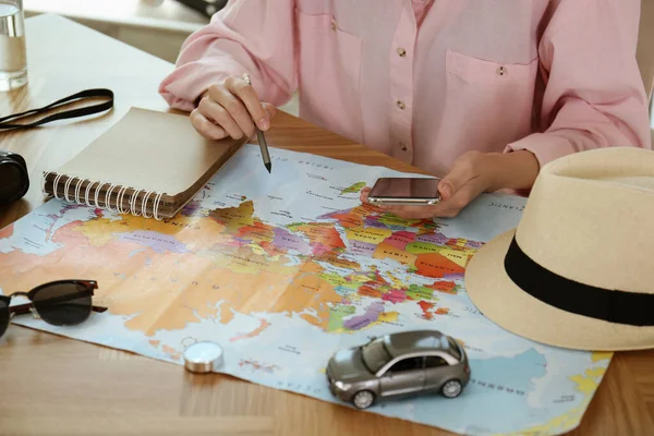 Mujer Con Mapa Del Mundo Viaje Planificación Teléfonos Inteligentes Mesa —  Fotos de Stock