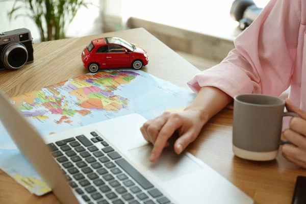 Mujer Usando Ordenador Portátil Para Planear Viaje Mesa Madera Primer — Foto de Stock