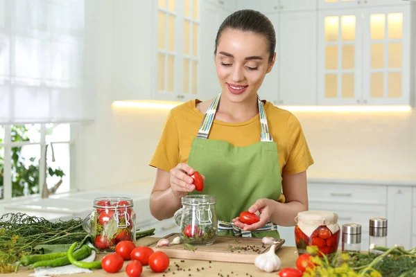 Mulher Colocando Tomates Jarra Decapagem Mesa Cozinha — Fotografia de Stock