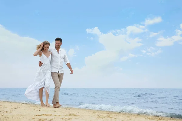 Casal Feliz Tendo Passeio Romântico Praia Espaço Para Texto — Fotografia de Stock