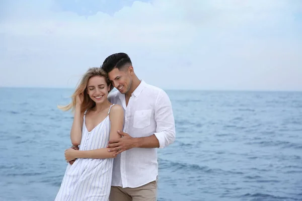 Pareja Feliz Playa Espacio Para Texto Paseo Romántico — Foto de Stock