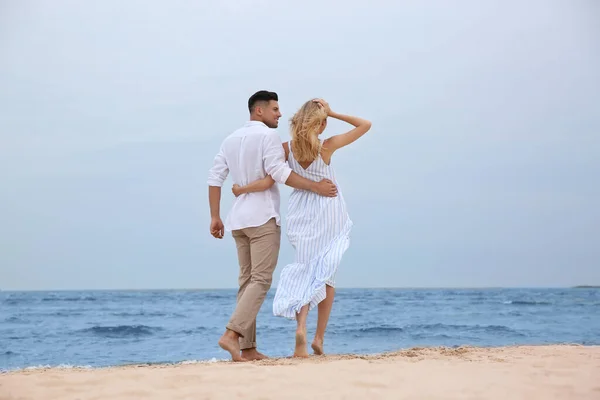 Šťastný Pár Romantickou Procházku Pláži — Stock fotografie