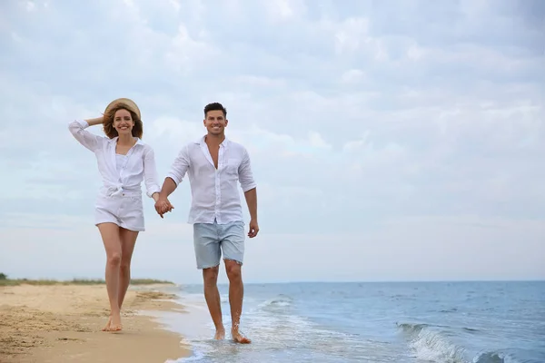 Pareja Feliz Teniendo Paseo Romántico Playa Espacio Para Texto —  Fotos de Stock