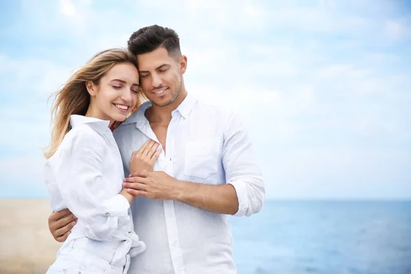 Gelukkig Stel Het Strand Ruimte Voor Tekst Romantische Wandeling — Stockfoto